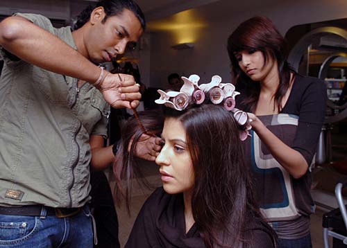 लड़कियों को संवरने में क्‍यों लगता है समय? |   चुंबन प्‍यार वाला