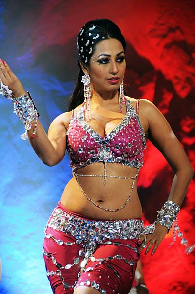 'कामसूत्र' को जीवंत करेंगी कश्‍मीरा |   कश्‍मीरा हुईं टॉपलेस