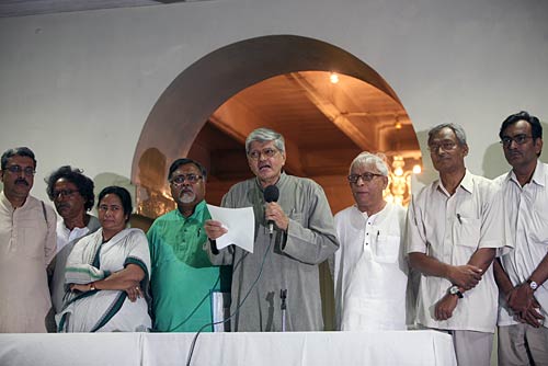 बंगाल में चली ममता की आंधी । पसोपेश में वाममोर्चा