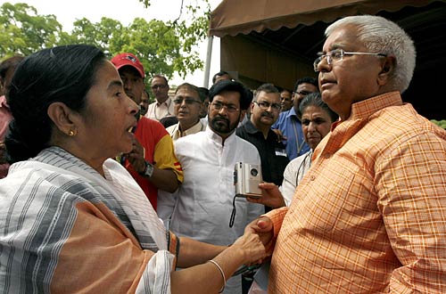 बंगाल में चली ममता की आंधी । पसोपेश में वाममोर्चा