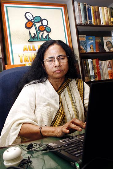 बंगाल में चली ममता की आंधी । पसोपेश में वाममोर्चा