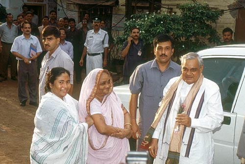 बंगाल में चली ममता की आंधी । पसोपेश में वाममोर्चा