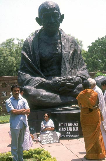 बंगाल में चली ममता की आंधी । पसोपेश में वाममोर्चा