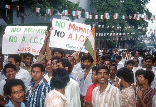 बंगाल में चली ममता की आंधी । पसोपेश में वाममोर्चा