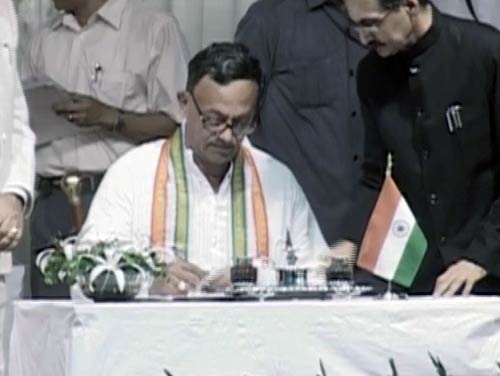 प. बंगाल की पहली महिला सीएम बनी ममता...