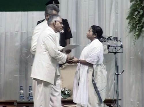 प. बंगाल की पहली महिला सीएम बनी ममता...