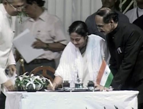 प. बंगाल की पहली महिला सीएम बनी ममता...