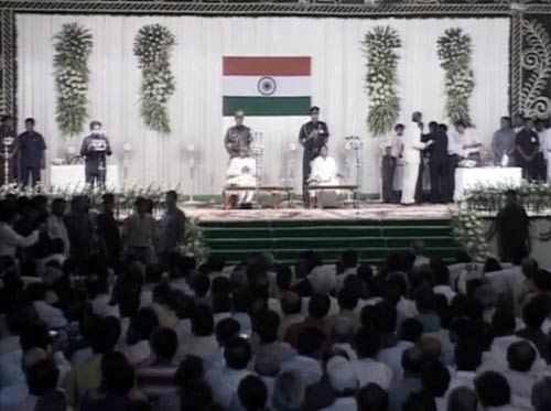 प. बंगाल की पहली महिला सीएम बनी ममता...