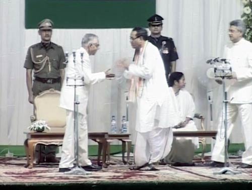 प. बंगाल की पहली महिला सीएम बनी ममता...