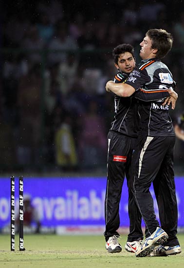 बारिश में धुल गया पुणे और दिल्ली का मैच