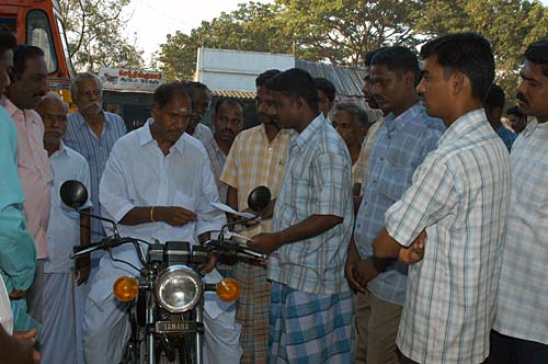 फोटो: जनता ने किसे पहनाया जीत का ताज...