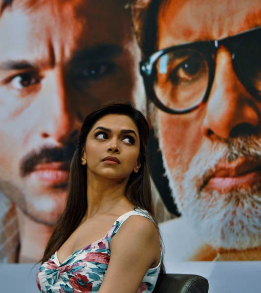 'आरक्षण' के प्रमोशन में उतरे बॉलीवुड स्‍टार | दीपिका के जलवे