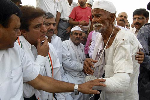 भट्टा पारसौल में राहुल की पंचायत । देखें: कैसे भड़की आग...