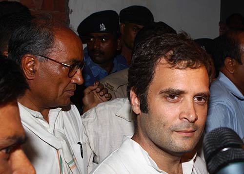 भट्टा पारसौल में राहुल की पंचायत । देखें: कैसे भड़की आग...