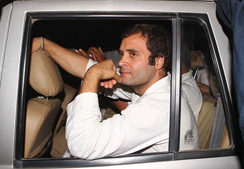 भट्टा पारसौल में राहुल की पंचायत । देखें: कैसे भड़की आग...