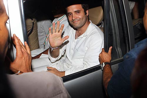 भट्टा पारसौल में राहुल की पंचायत । देखें: कैसे भड़की आग...