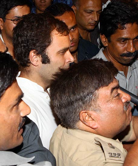 भट्टा पारसौल में राहुल की पंचायत । देखें: कैसे भड़की आग...