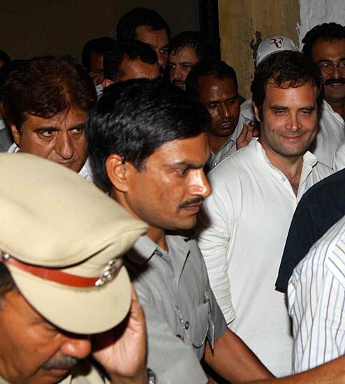 भट्टा पारसौल में राहुल की पंचायत । देखें: कैसे भड़की आग...