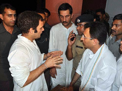 भट्टा पारसौल में राहुल की पंचायत । देखें: कैसे भड़की आग...