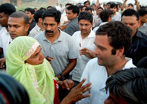 भट्टा पारसौल में राहुल की पंचायत । देखें: कैसे भड़की आग...