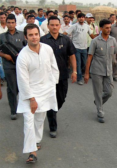 भट्टा पारसौल में राहुल की पंचायत । देखें: कैसे भड़की आग...