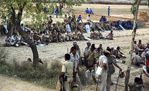 भट्टा पारसौल में राहुल की पंचायत । देखें: कैसे भड़की आग...