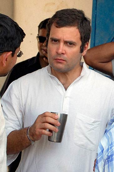 भट्टा पारसौल में राहुल की पंचायत । देखें: कैसे भड़की आग...