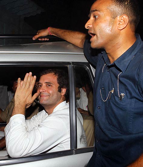 भट्टा पारसौल में राहुल की पंचायत । देखें: कैसे भड़की आग...