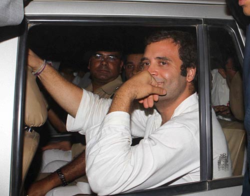 भट्टा पारसौल में राहुल की पंचायत । देखें: कैसे भड़की आग...