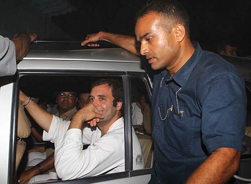 भट्टा पारसौल में राहुल की पंचायत । देखें: कैसे भड़की आग...