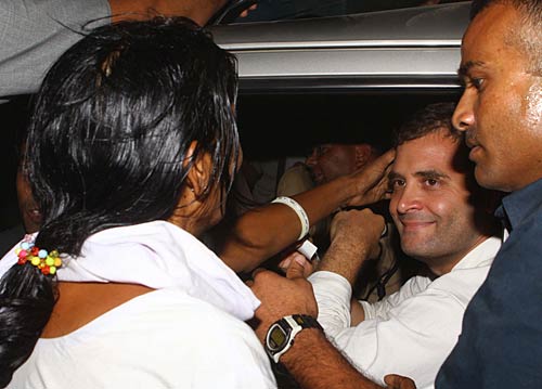 भट्टा पारसौल में राहुल की पंचायत । देखें: कैसे भड़की आग...