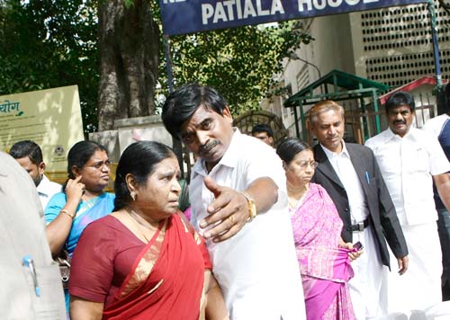 कनिमोझी से मिलने पहुंचे परिवार के सदस्‍य