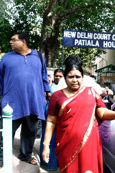 कनिमोझी से मिलने पहुंचे परिवार के सदस्‍य