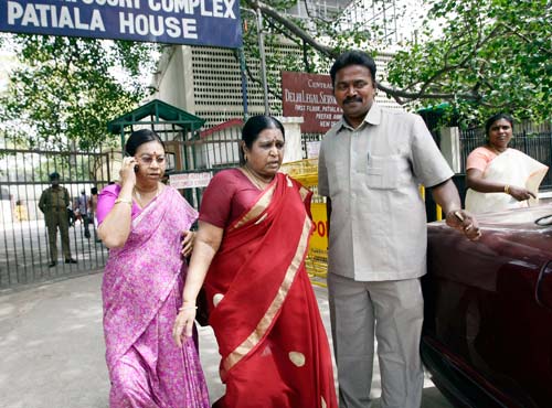 कनिमोझी से मिलने पहुंचे परिवार के सदस्‍य