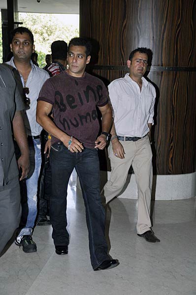 फिल्‍म 'रेडी' के प्रमोशन में जुटे सलमान...| सलमान के मूड