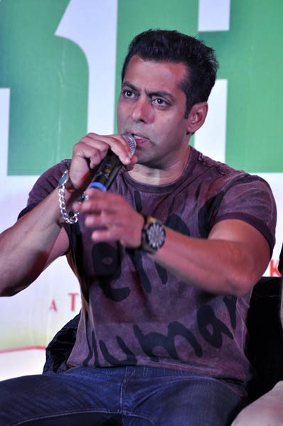 फिल्‍म 'रेडी' के प्रमोशन में जुटे सलमान...| सलमान के मूड