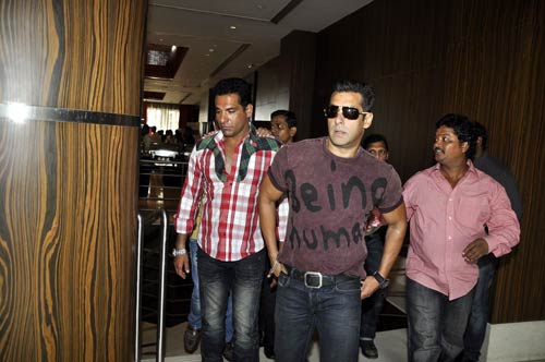 फिल्‍म 'रेडी' के प्रमोशन में जुटे सलमान...| सलमान के मूड