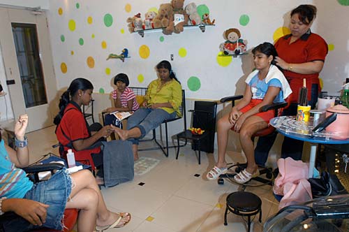 लड़कियों को संवरने में क्‍यों लगता है समय? |   चुंबन प्‍यार वाला