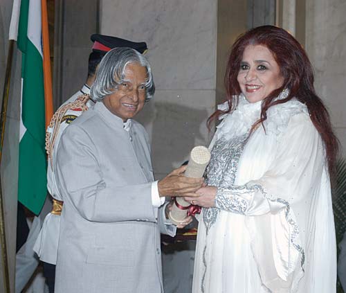 लड़कियों को संवरने में क्‍यों लगता है समय? |   चुंबन प्‍यार वाला