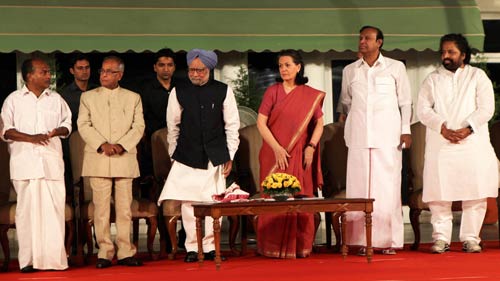 पीएम, सोनिया ने जारी किया यूपीए-2 का रिपोर्ट कार्ड