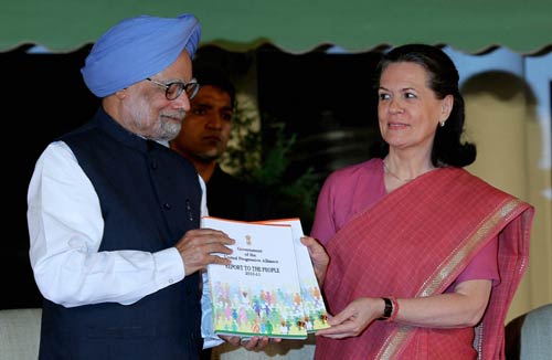 पीएम, सोनिया ने जारी किया यूपीए-2 का रिपोर्ट कार्ड