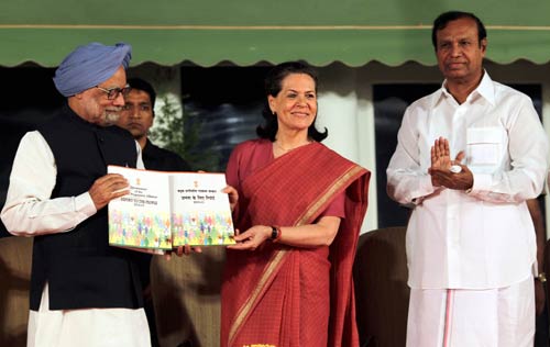 पीएम, सोनिया ने जारी किया यूपीए-2 का रिपोर्ट कार्ड