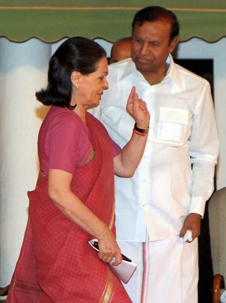 पीएम, सोनिया ने जारी किया यूपीए-2 का रिपोर्ट कार्ड