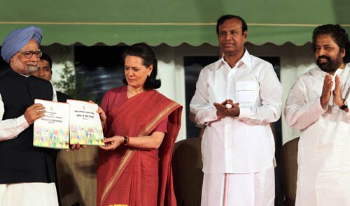 पीएम, सोनिया ने जारी किया यूपीए-2 का रिपोर्ट कार्ड