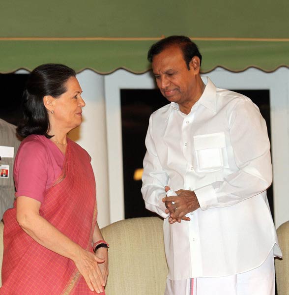 पीएम, सोनिया ने जारी किया यूपीए-2 का रिपोर्ट कार्ड