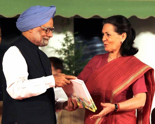 पीएम, सोनिया ने जारी किया यूपीए-2 का रिपोर्ट कार्ड