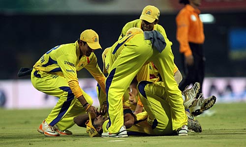 कैसे किया धोनी की सेना ने खिताब पर कब्जा । टॉप बल्‍लेबाज