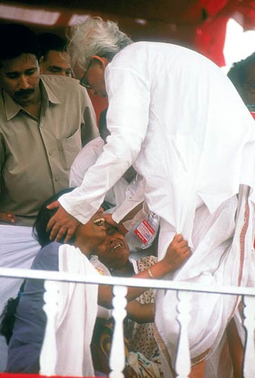 प. बंगाल में पसोपेश में वाममोर्चा