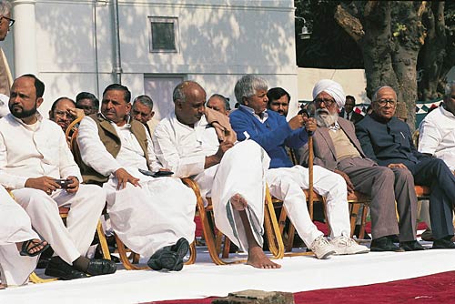 प. बंगाल में पसोपेश में वाममोर्चा