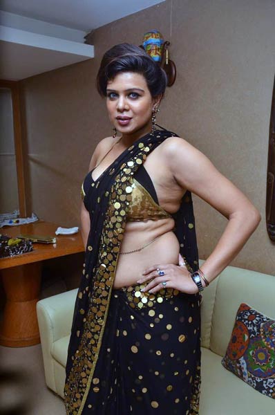 बॉलीवुड हिरोइनों की छोटी होती ड्रेस...| 'सविता भाभी' के जलवे 